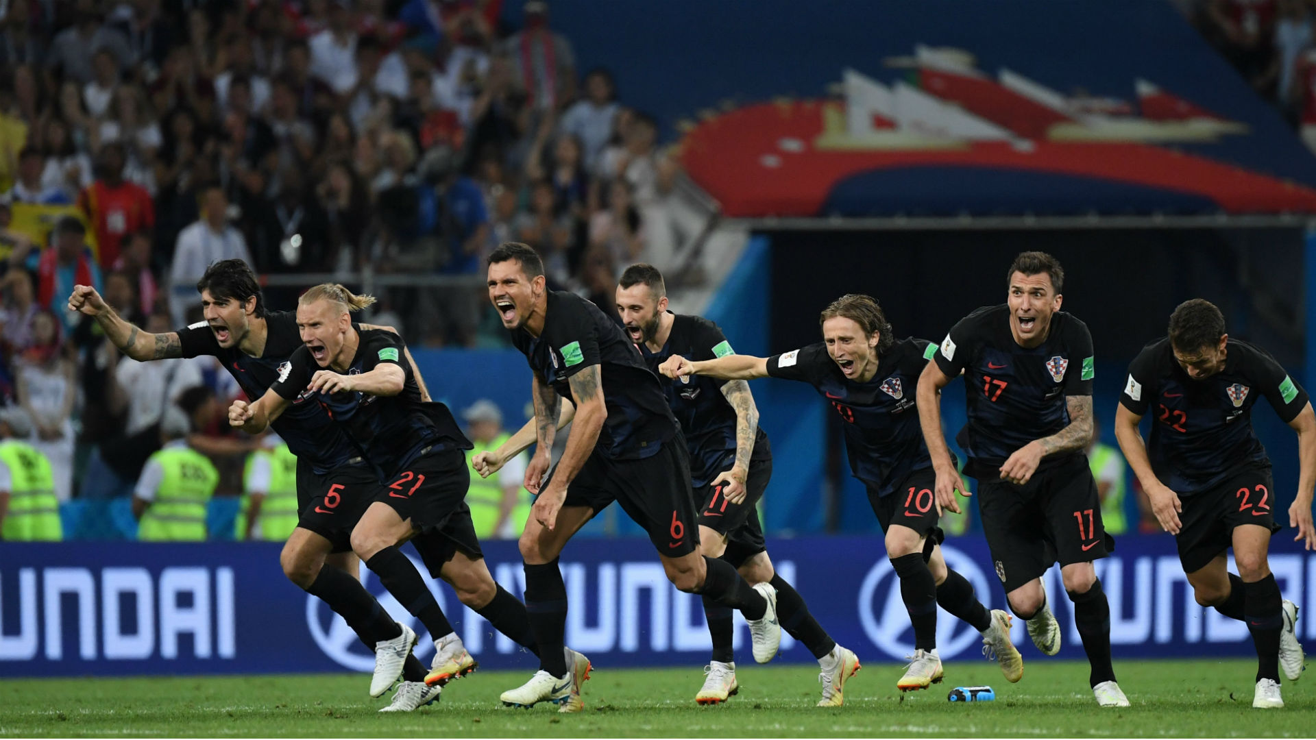 Игроки сборной Хорватии, празднуют победу над футбольной сборной России